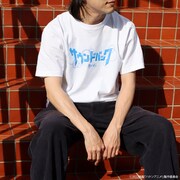「ハケンアニメ！『サウンドバック 奏の石』」ロゴTシャツ（税込3300円）の着用イメージ。