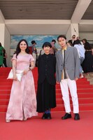 左からステファニー・アリアン、早川千絵、磯村勇斗。(c)若山和子