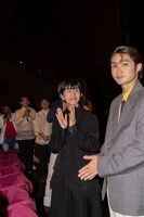 左から早川千絵、磯村勇斗。(c)若山和子