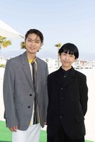 左から磯村勇斗、早川千絵。(c)若山和子