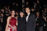 左からステファニー・アリアン、早川千絵、磯村勇斗。(c)若山和子