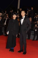 左から早川千絵、磯村勇斗。(c)若山和子