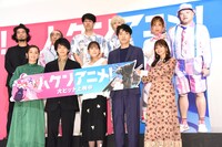 「ハケンアニメ！」公開記念舞台挨拶の様子。上段左から吉野耕平、新垣隆、小籔千豊、川谷絵音、中嶋イッキュウ、くっきー！のパネル。下段左から尾野真千子、中村倫也、吉岡里帆、柄本佑、高野麻里佳。