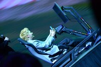 「グランツーリスモ」で対戦に挑む野村周平。