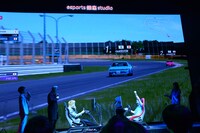 野村周平（左）がコースアウトし、勝利を確信する土屋圭市（右）。