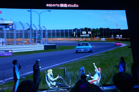 野村周平（左）がコースアウトし、勝利を確信する土屋圭市（右）。