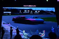 接戦を繰り広げる野村周平（左）と山中智瑛（右）。