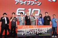 「ALIVEHOON アライブフーン」完成報告イベントにて、左から下山天、山中智瑛、福山翔大、陣内孝則、野村周平、吉川愛、青柳翔、土屋圭市。