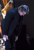 報道陣にお辞儀をするトム・クルーズ。