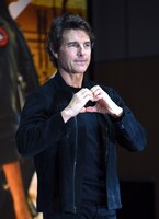ハートマークをプレゼントするトム・クルーズ。