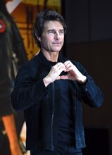 ハートマークをプレゼントするトム・クルーズ。