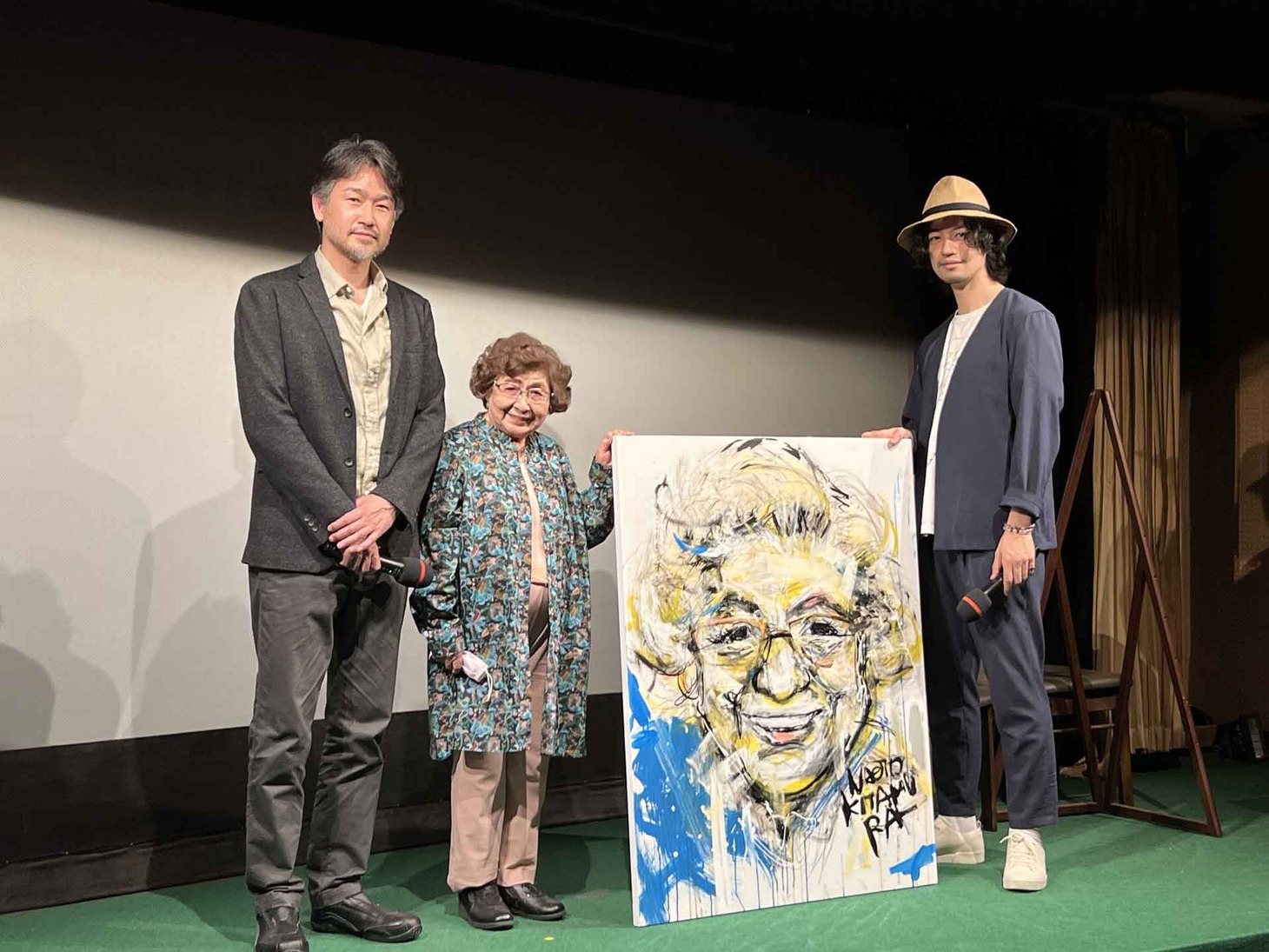 左から安部賢一、別府ブルーバードの岡村照館長、齊藤工。
