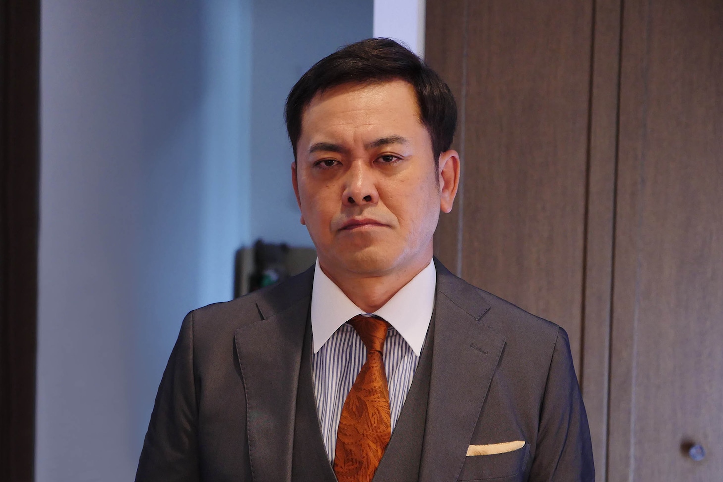 「世にも奇妙な物語'22 夏の特別編」の1編「何だかんだ銀座」より、有田哲平演じるニホンオオカネモチ。