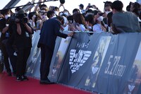 ファンの話を熱心に聞くトム・クルーズ。