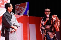 撮影中、吉田鋼太郎（左）と「ジジイ！」とののしり合えて楽しかったという竹中直人（右）。