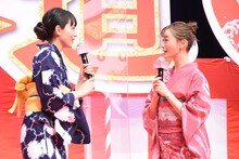 「川口春奈オフィシャル はーちゃんねる」の名前を出していいか迷い、川口春奈（左）に相談する松本まりか（右）。