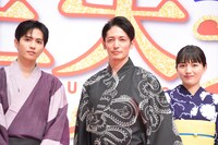 左から志尊淳、玉木宏、川口春奈。