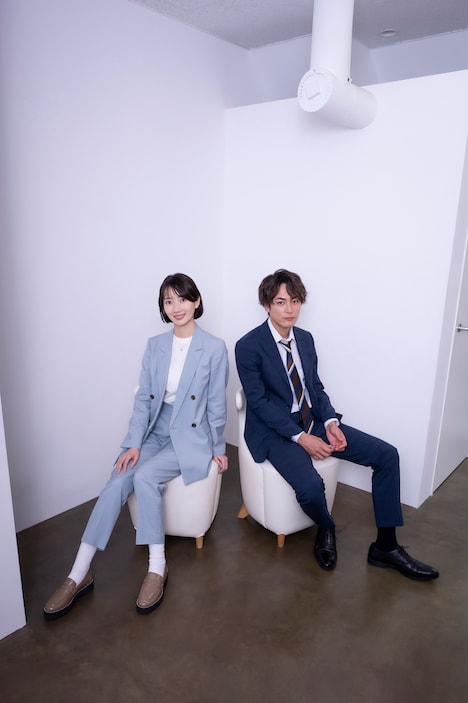左から波瑠、間宮祥太朗。