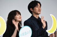 左から広瀬すず、松坂桃李。