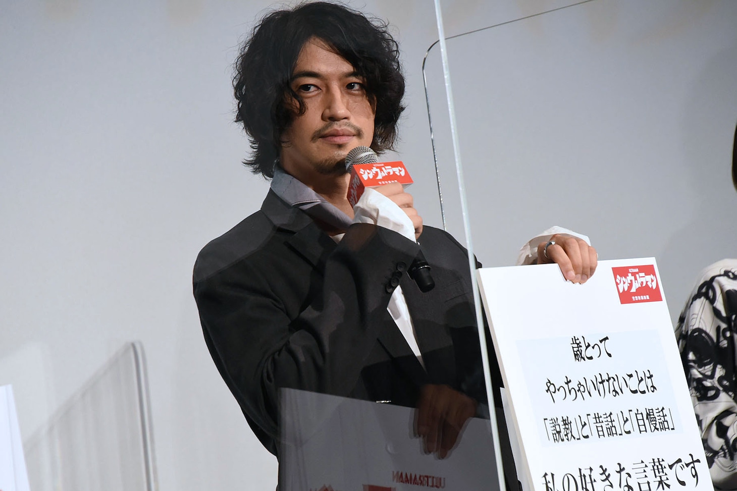 好きな言葉を答える斎藤工。