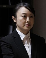 林田麻里演じるホテル受付。