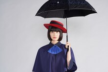 橋本愛演じる根津寅子。