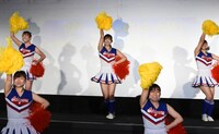 パフォーマンスを披露する千葉県船橋市立船橋高校のダンス部。