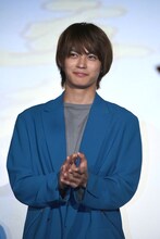 ダンス部のパフォーマンスを見守る神尾楓珠。