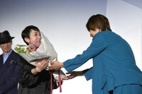 中井由梨子（左）に花束を手渡す神尾楓珠（右）。