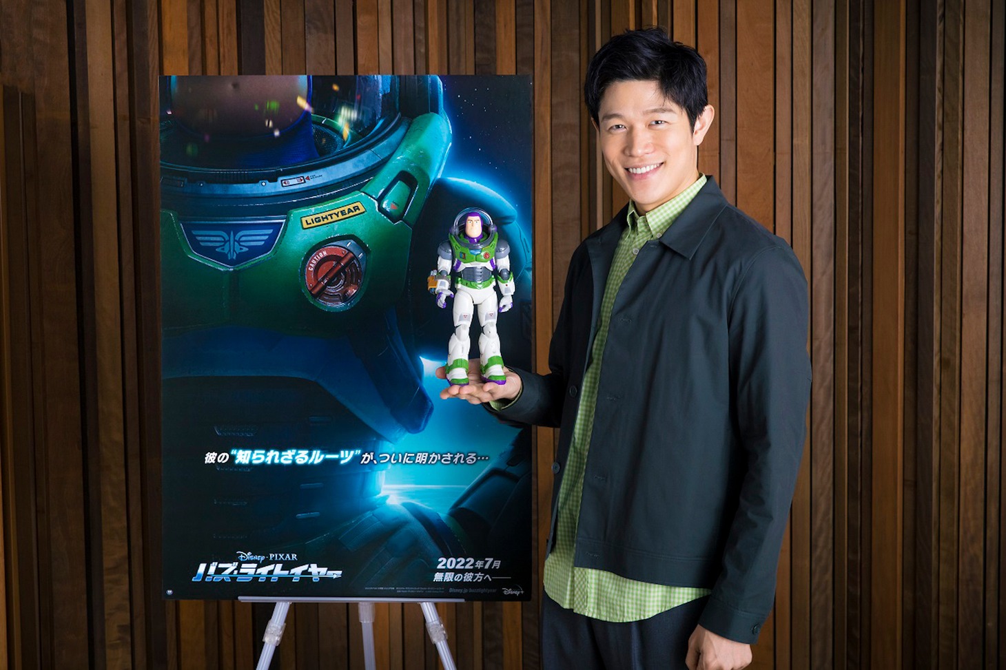 バズ・ライトイヤーの日本版声優を務める鈴木亮平。