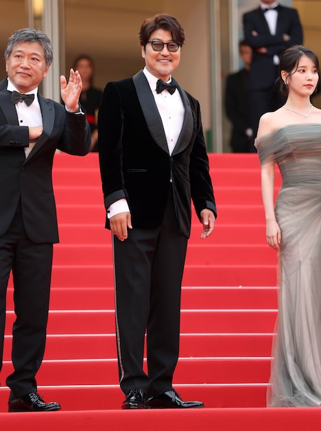 左から是枝裕和、ソン・ガンホ、イ・ジウン（IU）。