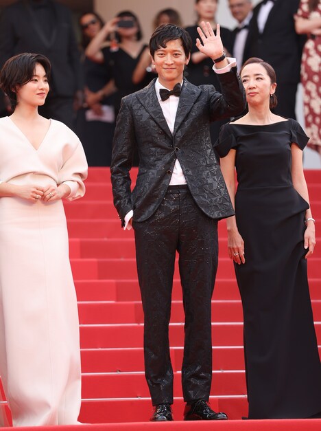 イ・ジュヨン（左）、カン・ドンウォン（中央）。