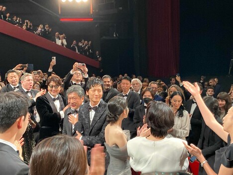 スタンディングオベーションに応える是枝裕和ら。