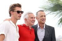 左からオースティン・バトラー、バズ・ラーマン、トム・ハンクス。(c)Kazuko WAKAYAMA