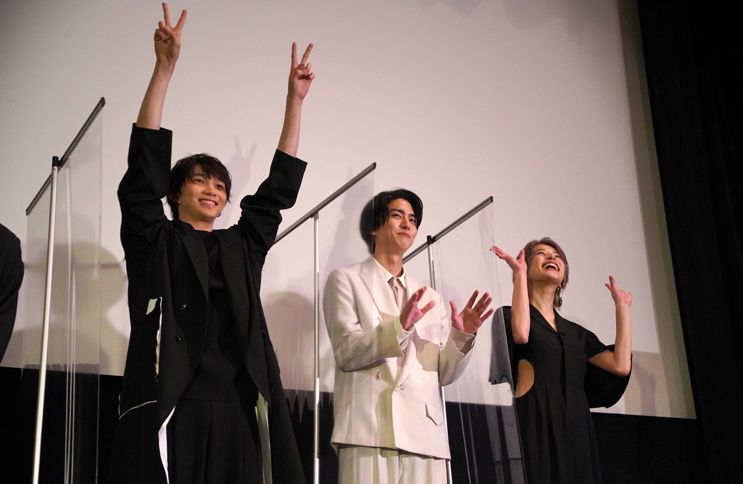 左から遠藤健慎、稲葉友、さとうほなみ。