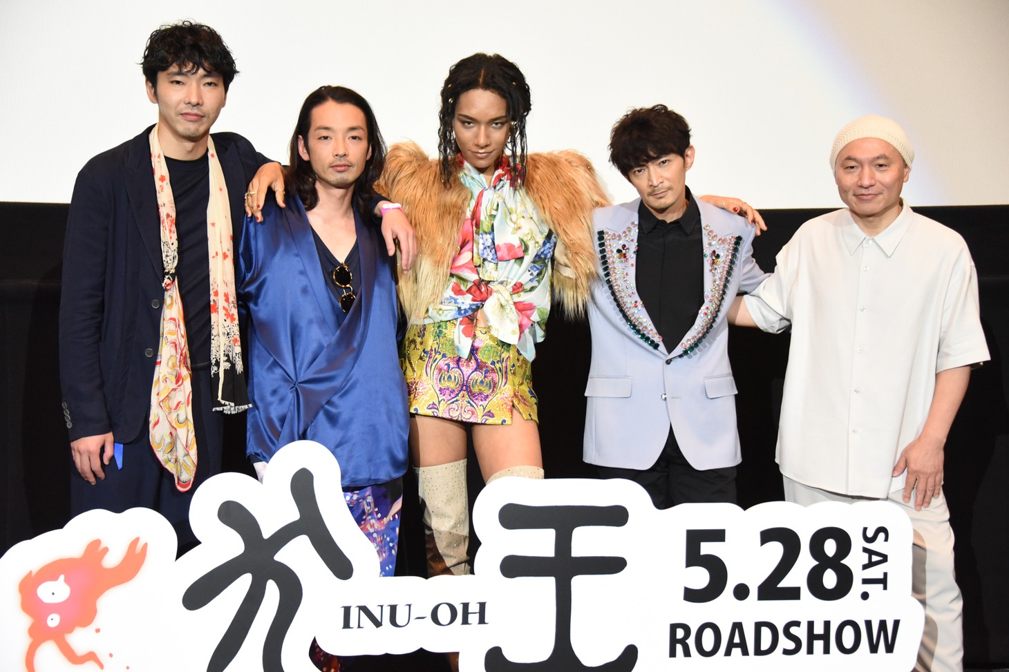 「犬王」初日舞台挨拶の様子。左から柄本佑、森山未來、アヴちゃん、津田健次郎、湯浅政明。