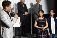 感謝を述べる市原隼人（左）と山崎玲奈（中央）、細野涼聖（右）。