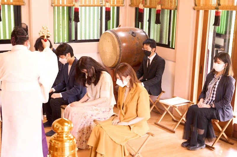 「劇場版 からかい上手の高木さん」大ヒット祈願イベントでの祈祷の様子。