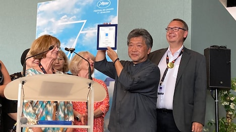 是枝裕和(中央)