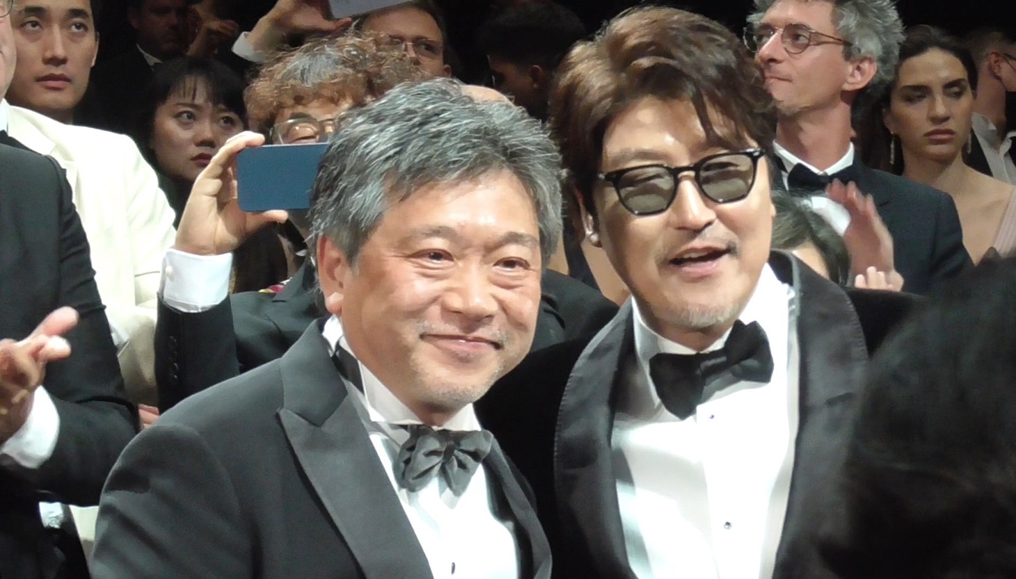 是枝裕和（左）とソン・ガンホ（右）。