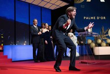 パルムドール受賞を喜ぶリューベン・オストルンド。（写真提供：Abaca Press / Niviere David / Abaca / Sipa USA / Sip / Newscom / ゼータ イメージ）