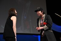 瀧内公美（左）と古田新太（右）。