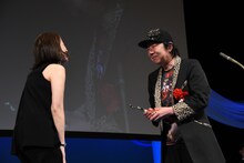 瀧内公美（左）と古田新太（右）。