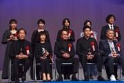 後列左から穐山茉由、石川瑠華、伊澤彩織、伊藤万理華、高田聡。前列左から上田義彦、西川美和、堀貴秀、鈴木亮平、小倉智昭。