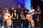 後列左から西川洋子、佐藤緋美、石川梵、水島精二、阪元裕吾、藤元明緒。前列左から富司純子、瀧内公美、古田新太、三浦透子、大友啓史。