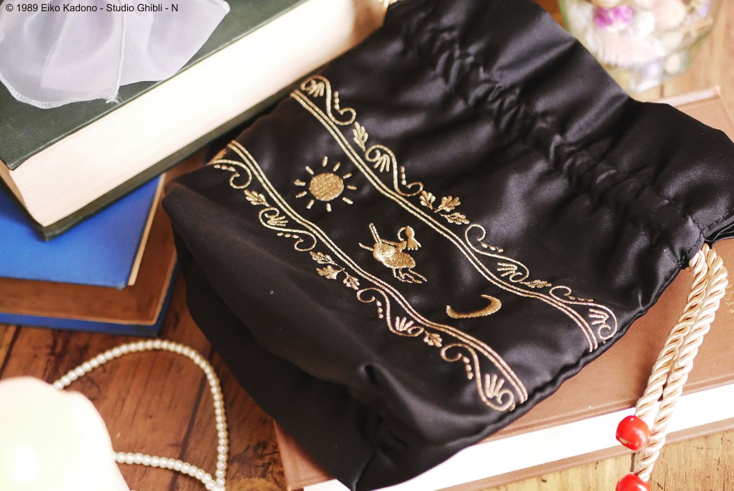 「Donguri Closet 魔女の宅急便 コキリの薬草入れ 刺繍巾着」の使用イメージ。