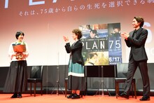 早川千絵（左）に花束を贈る倍賞千恵子（中央）と磯村勇斗（右）。