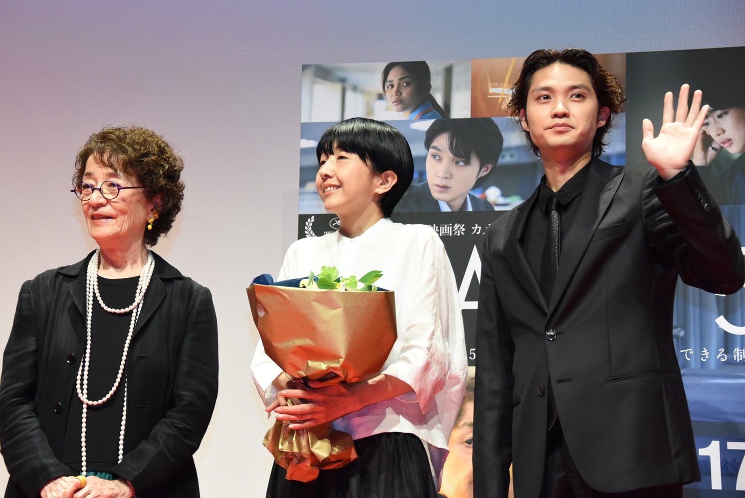 左から倍賞千恵子、早川千絵、磯村勇斗。