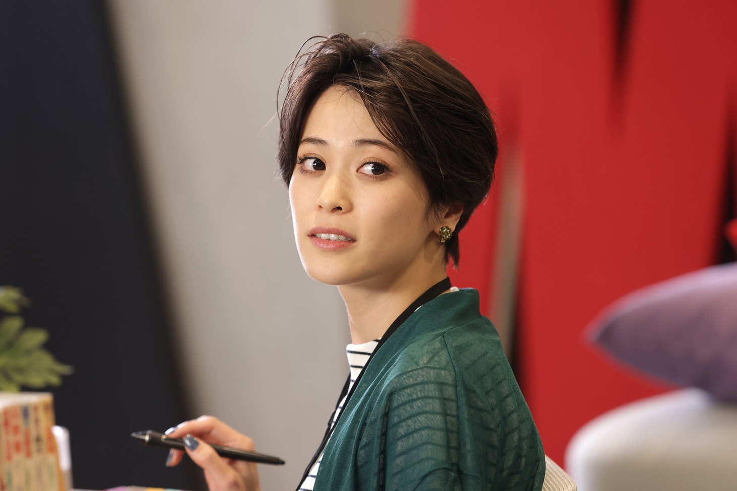 大村知世役の坂田梨香子。