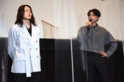 左から荒木宏文、鈴木裕樹。